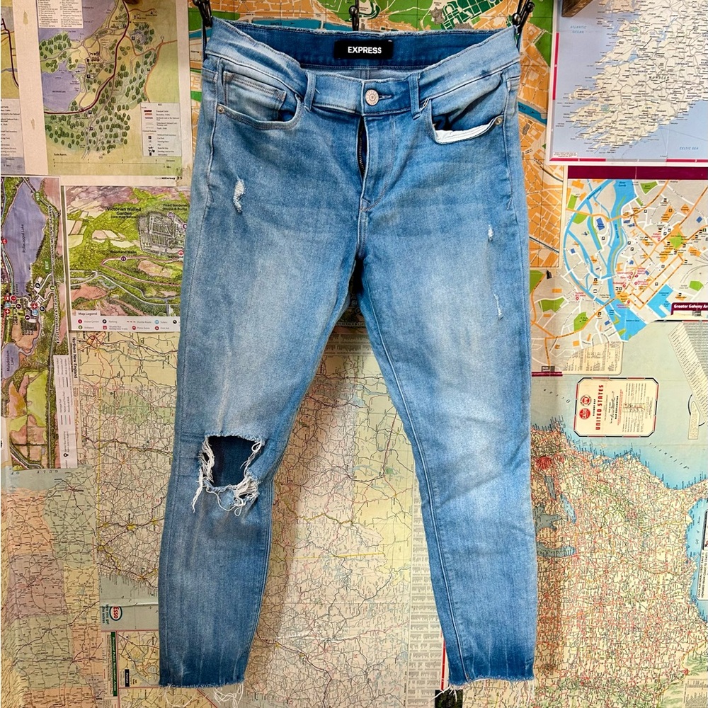 💚💚5/$25💚💚 Express Light Wash Distressed Skinny Jeans –l